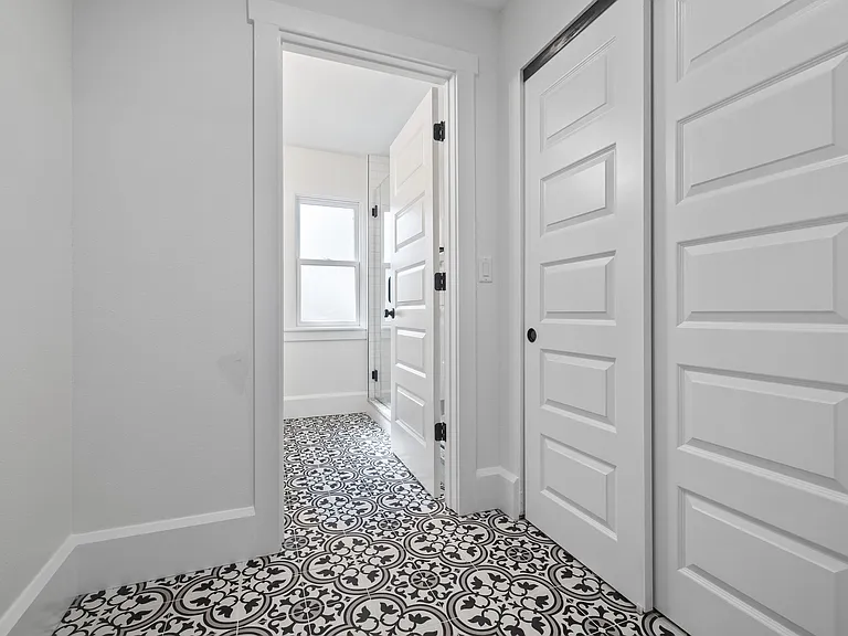 905 E Saint Clair St — Photo 17