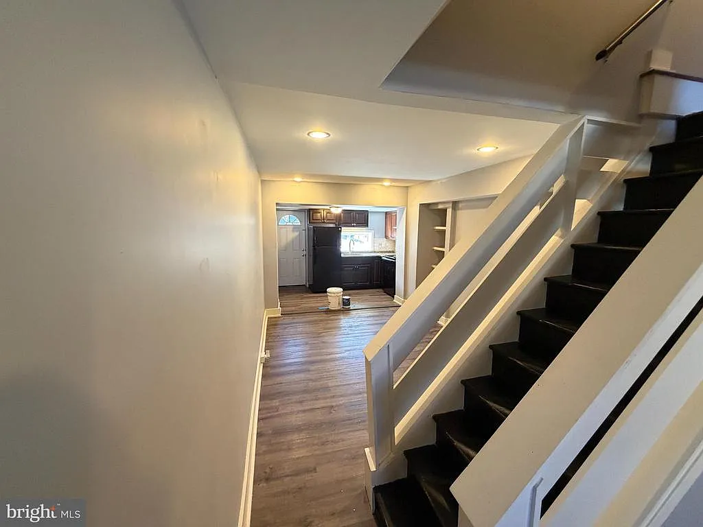4 bed, 1.0 bath, 1116 sqft, $2,043 — Photo 2