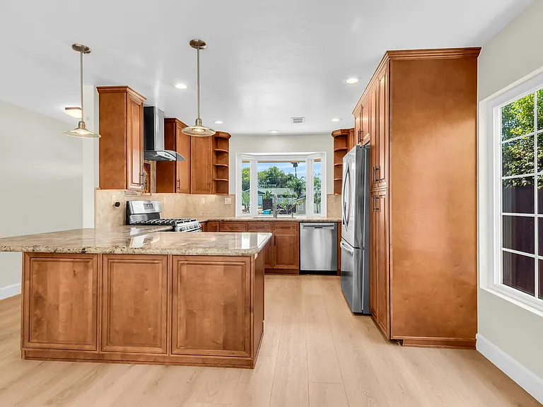 6246 Decanture St — Photo 11