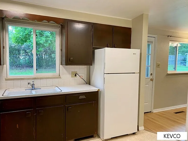 711 W Prospect Rd — Photo 8