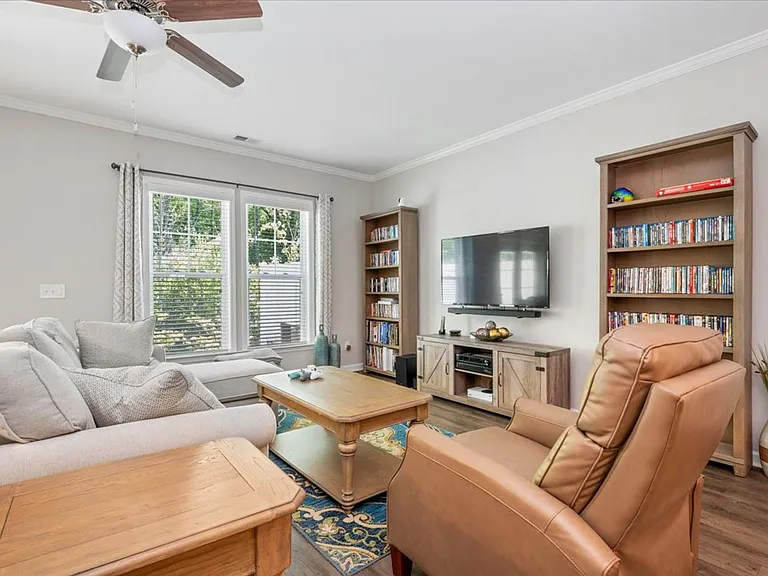 329 Sonoma Dr — Photo 2