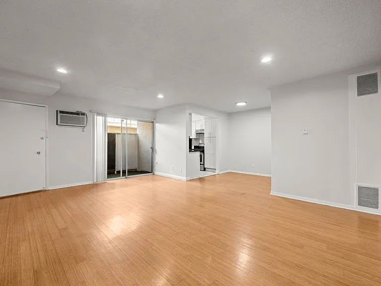 607 N Flores St #2 — Photo 7