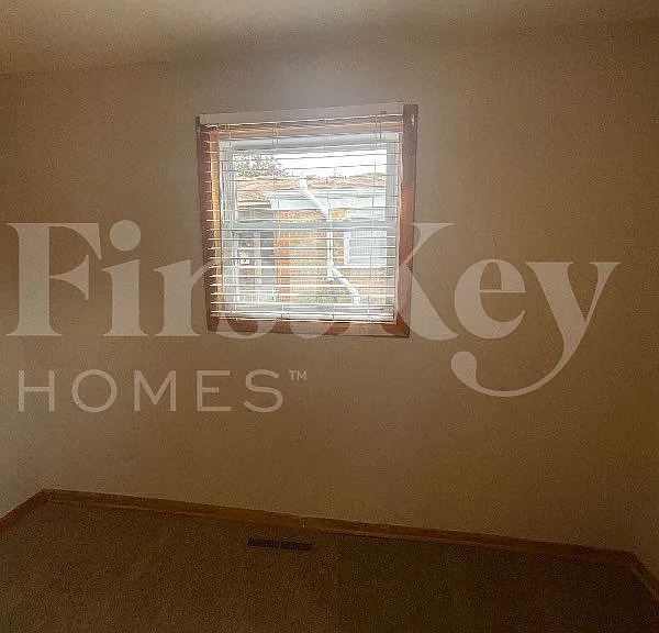 422 Granville Ave — Photo 7