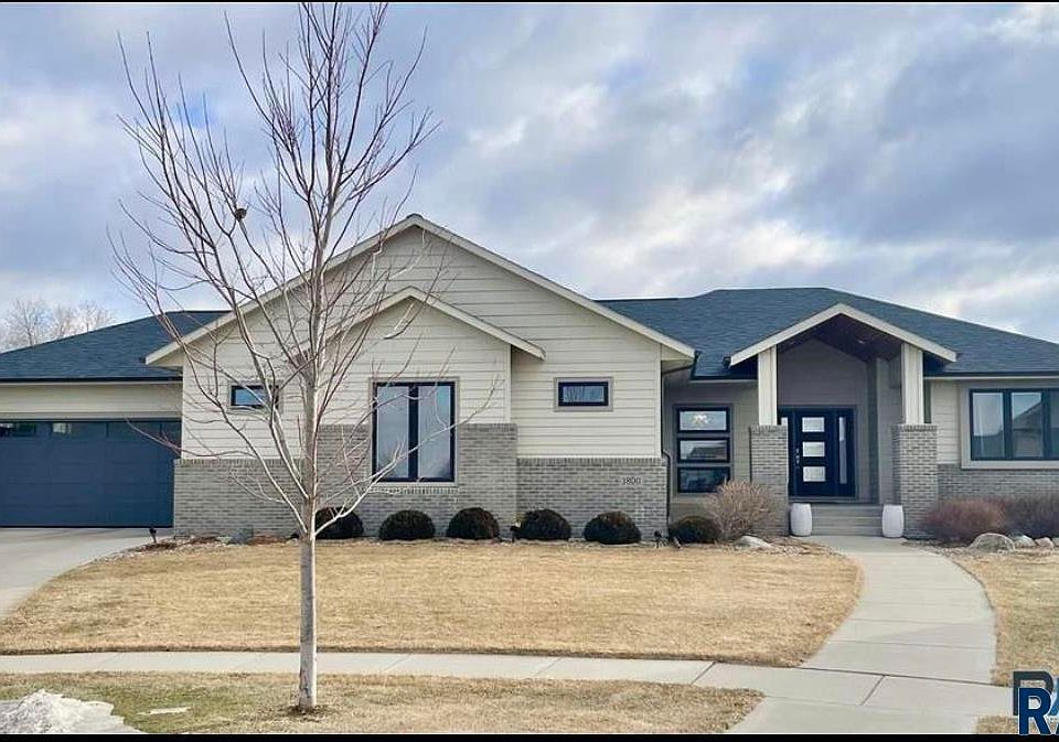 1st image of 1800 W Parkwood Cir