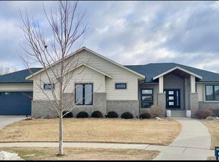 1800 W Parkwood Cir, Sioux Falls, SD 57108