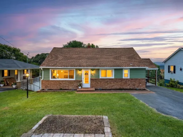 372 Frontier Dr, Staunton, VA 24401