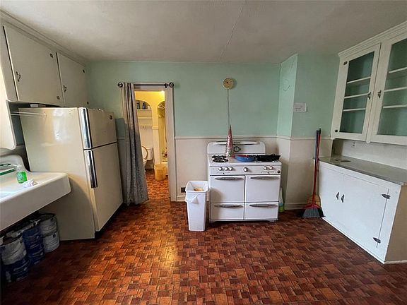 5th image of 27 Carlton St