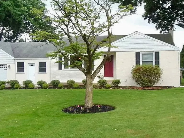 132 S Eastview Ave — Photo 1