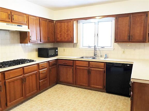 4th image of 1904 Riverview Dr