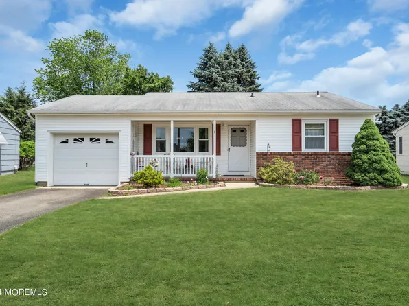 27 Pembroke Lane, Toms River, NJ 08757