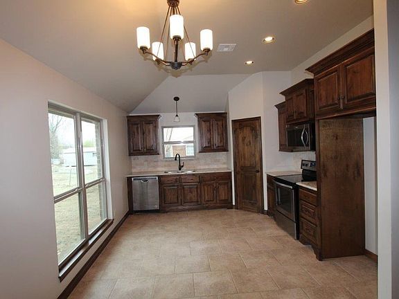 Beautiful cabinets,granite counter and large pantry!!