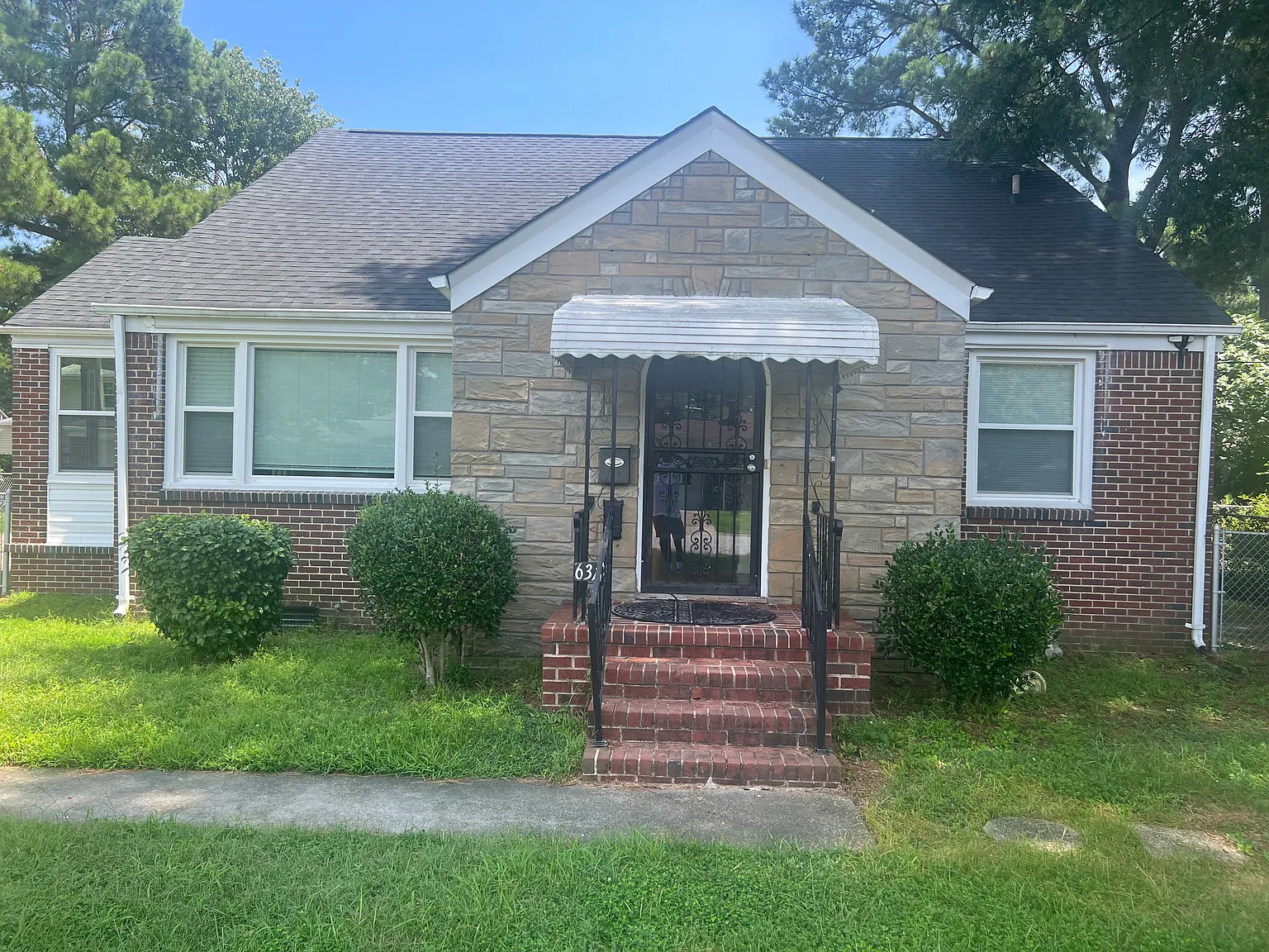 4 bed, 2.5 bath, 2950 sqft, $2,400 — Photo 1