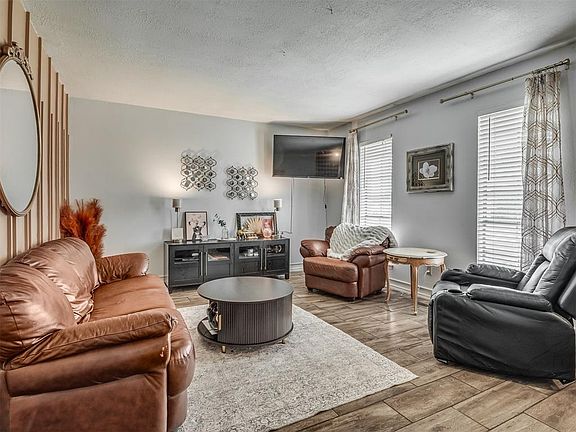 3rd image of 812 Annie Ct