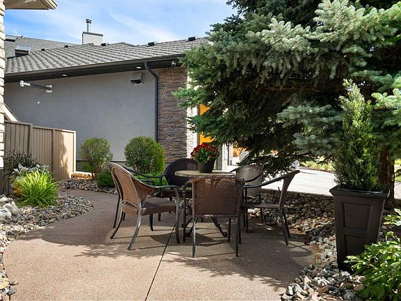 2nd image of 28 S Edgepark Mews NW