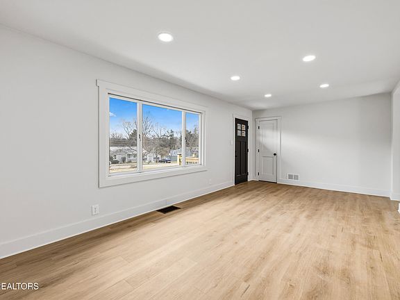 3rd image of 5702 Ridgefield Rd