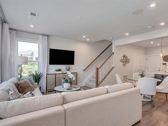 5th image of 828 Wesley Ln #A