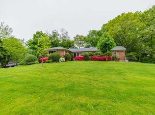 55 Peach Dr, Roslyn, NY 11576