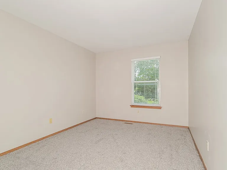 402 Waterside Dr — Photo 15