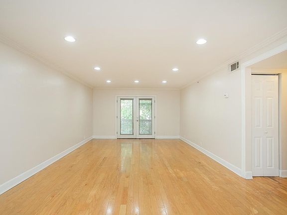 4th image of 525 N Dupont Ave #32