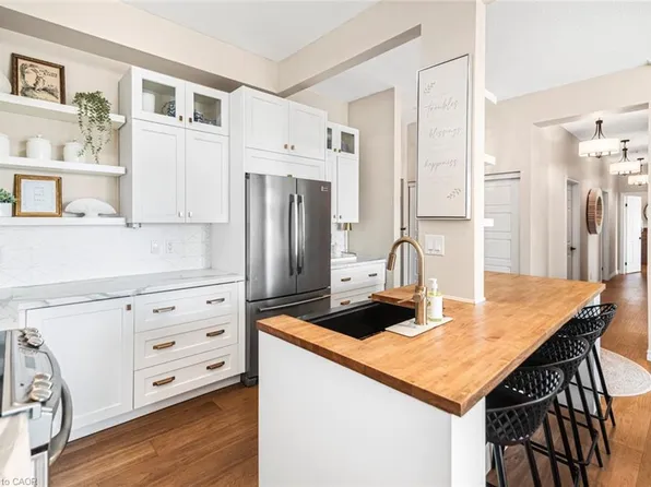 262 Dundas St E #311, Hamilton, ON L8B 1A9