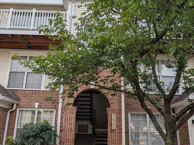 46984 Courtyard Sq #300 — Photo 1
