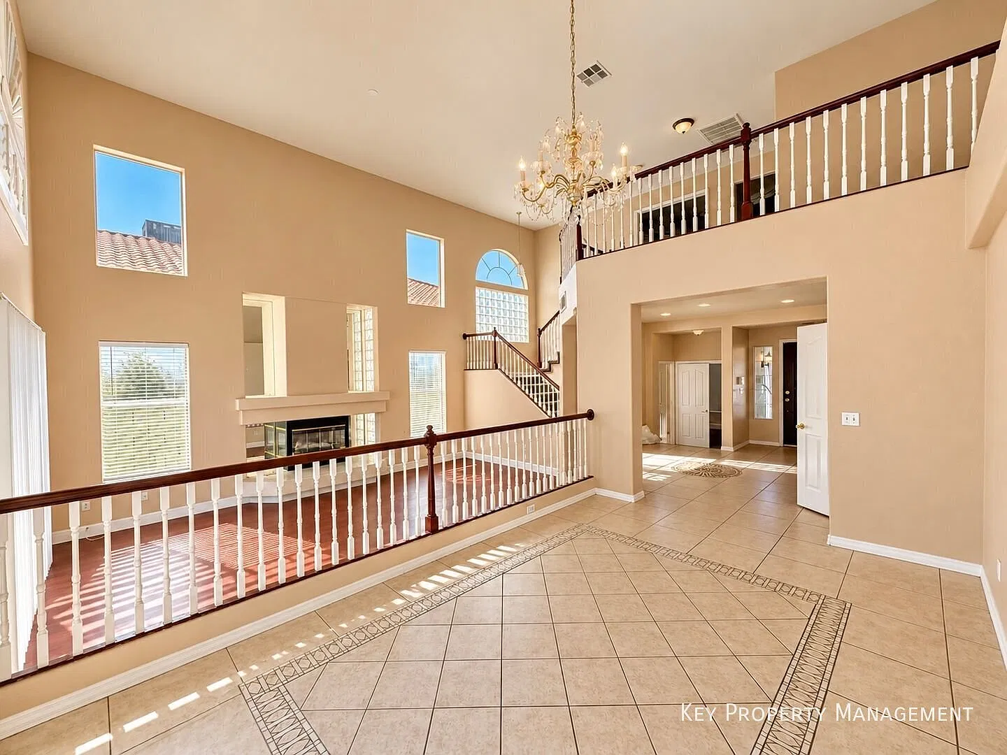 4-Bedroom Home with Pool, Spa & Downstairs Bed & Bath in Las Vegas — Photo 4