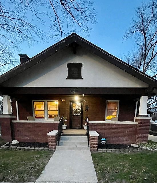 1st image of 613 W Williams St
