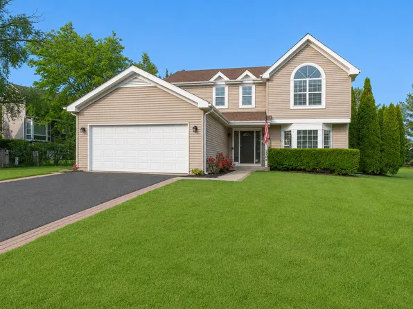 1759 Deerhaven Dr, Crystal Lake, IL 60014