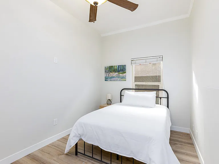 Lorna Dr — Photo 1