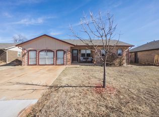 924 Eagle Dr, Moore, OK 73160