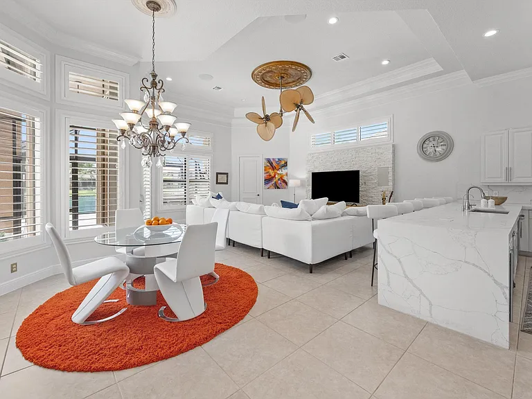 10771 Versailles Blvd — Photo 11