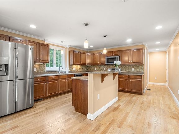 4th image of 60 Morse Ave