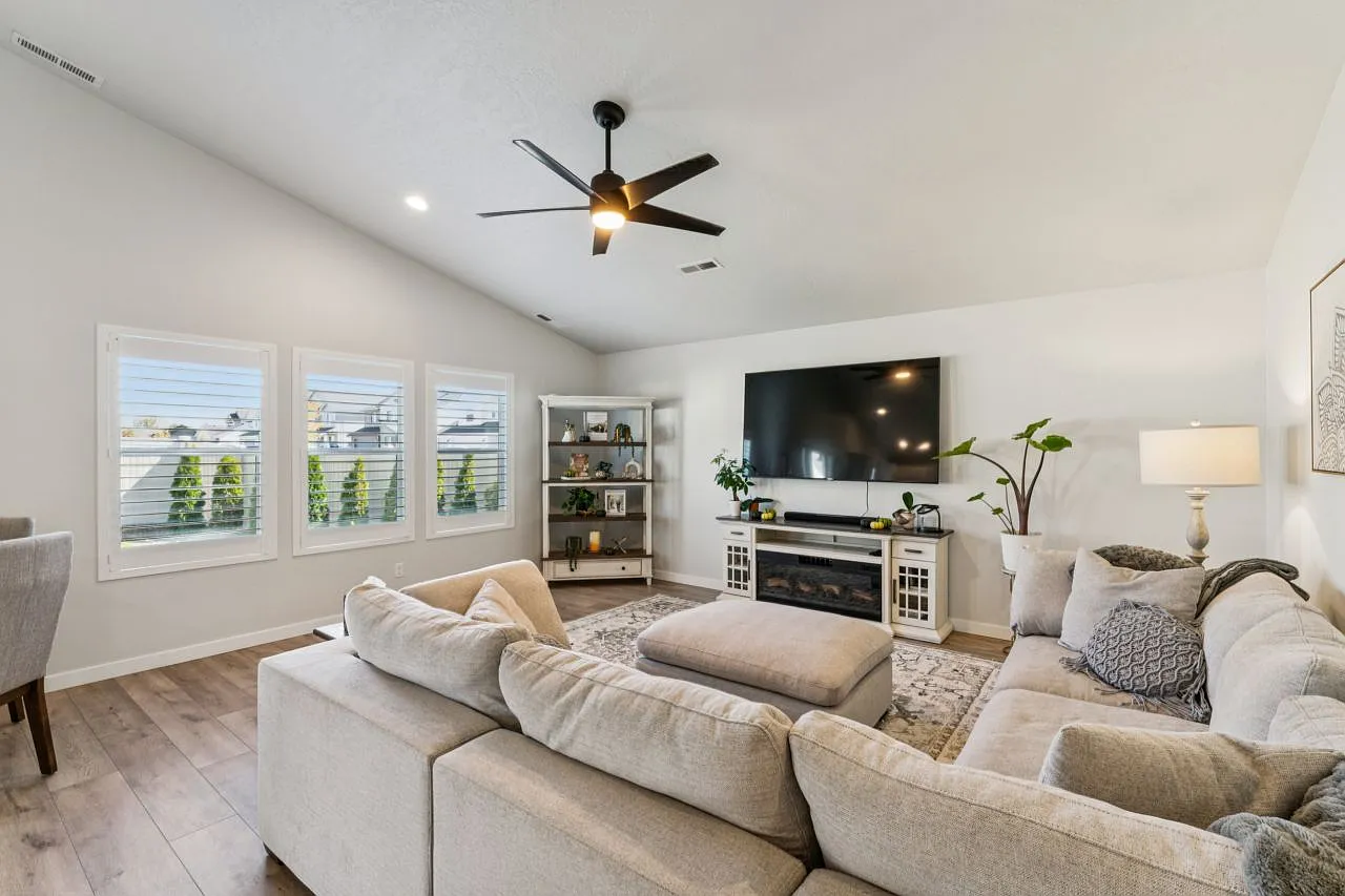 17602 North Beckwourth Avenue - 1 — Photo 3