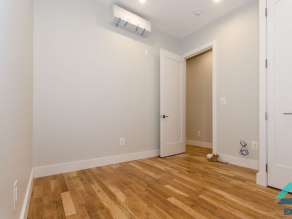 5th image of 326 Irving Ave #201