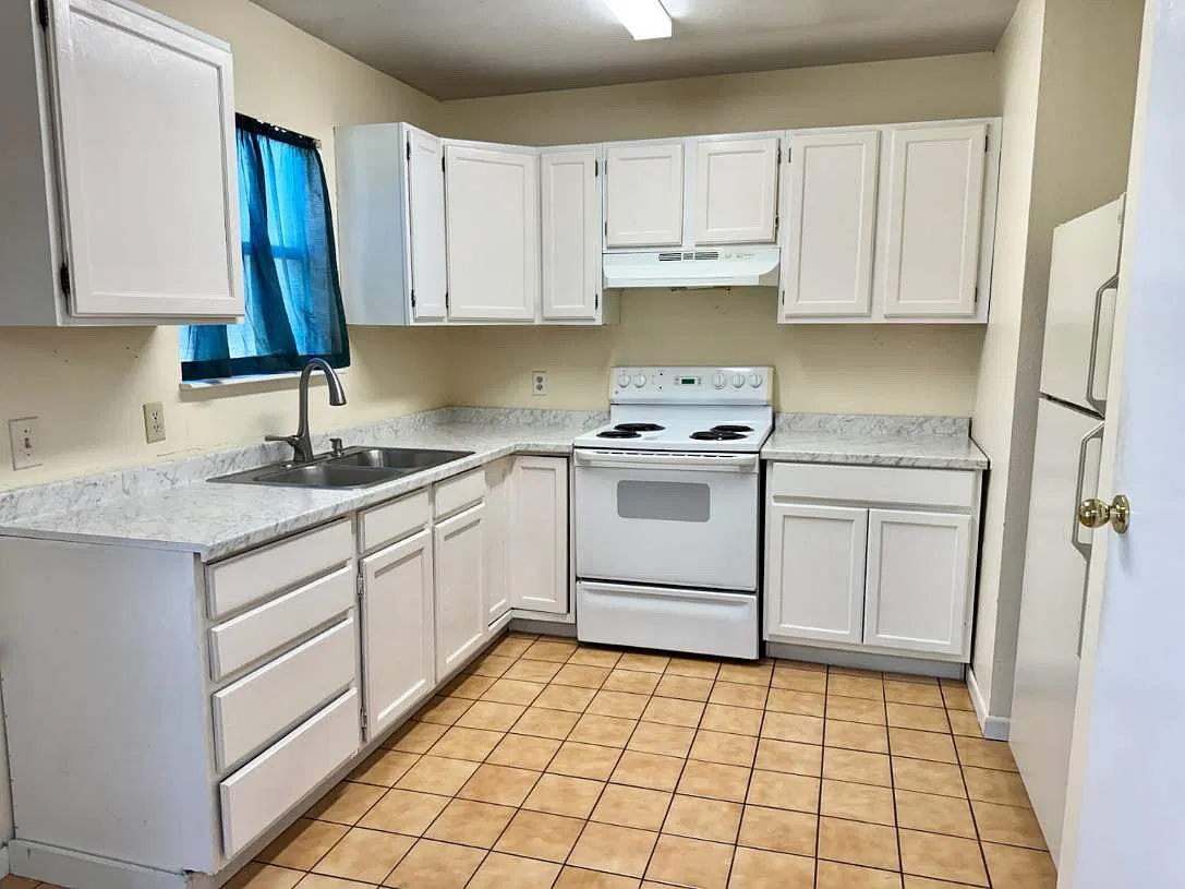 3 bed, 1.5 bath, 1332 sqft, $1,650 — Photo 2