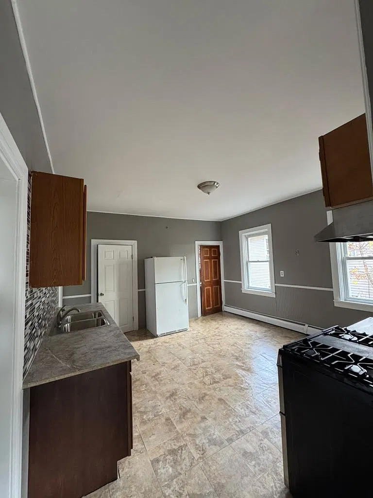3 bed, $1,900 — Photo 2
