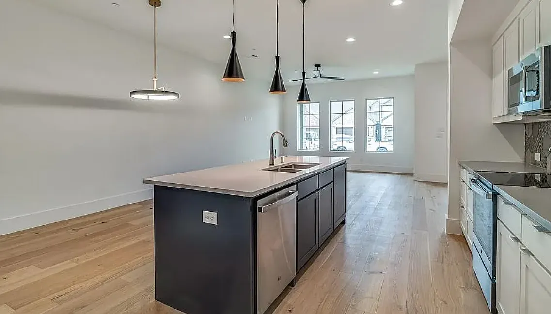 3 bed, 2156 sqft, $2,750 — Photo 2