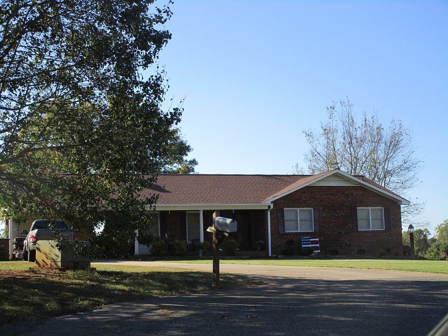 2nd image of 907 W Southgate Dr