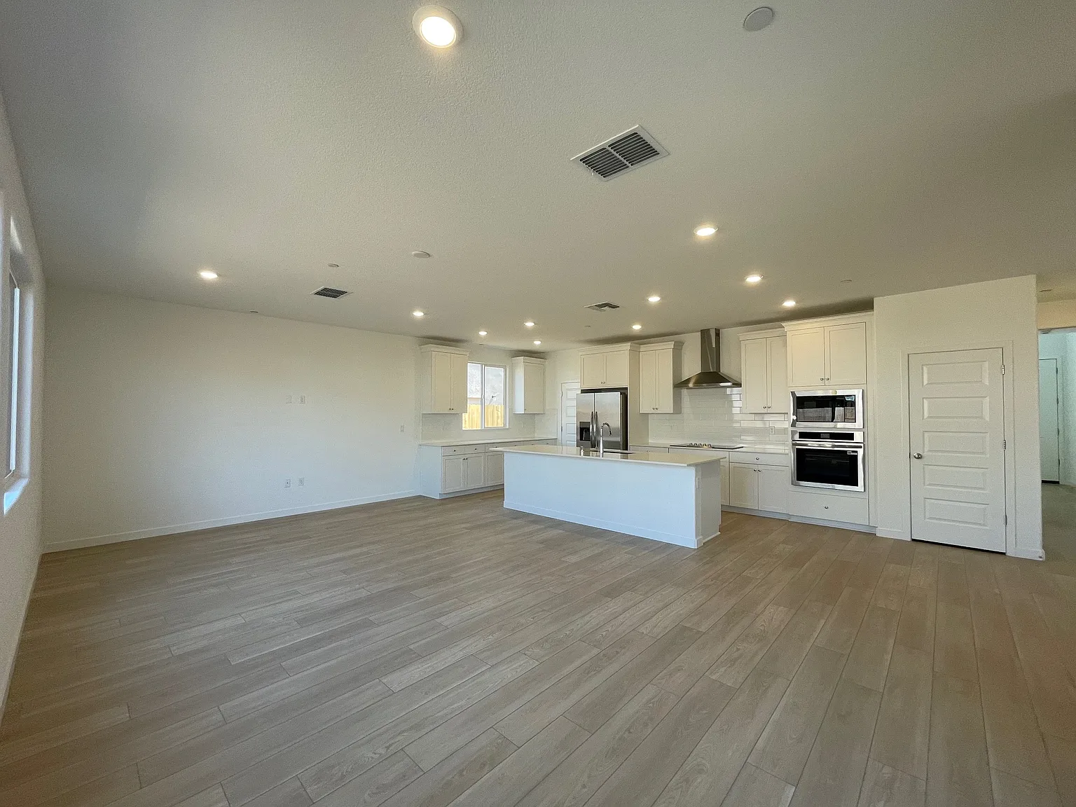 4 bed, 3.5 bath, 2700 sqft, $3,595 — Photo 4