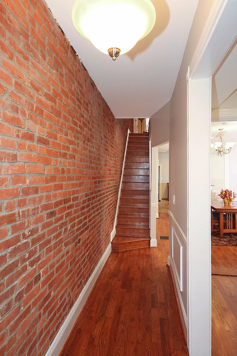 615 Acker Pl NE photo 1