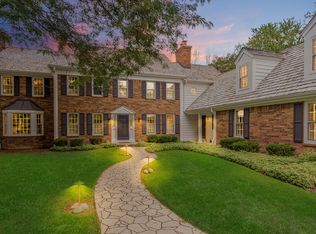 2800 W Range Line Ct, Mequon, WI 53092