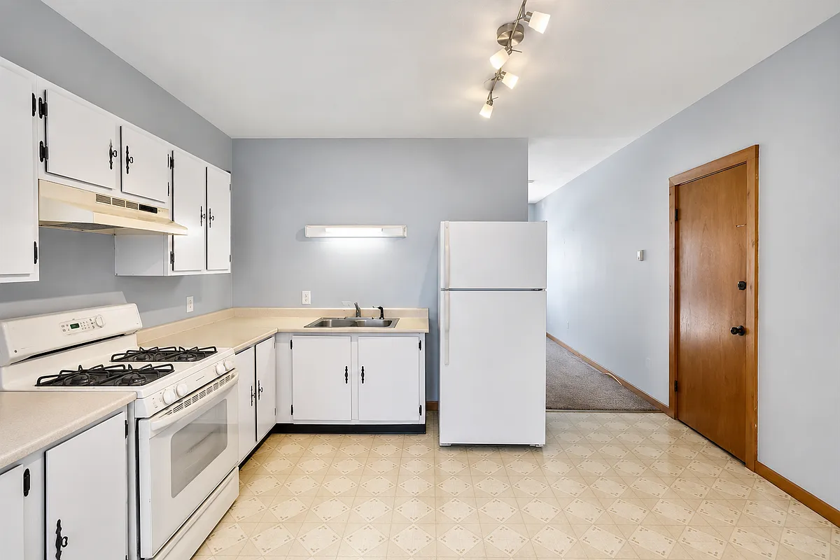 Building Photo - 524 E 7th St #1A