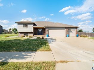 2416 E Hogan Ln, Brandon, SD 57005