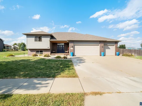 2416 E Hogan Ln, Brandon, SD 57005