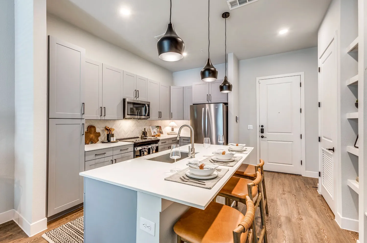 East Side Living 8 Weeks Free Plus $750 Off Look And Lease, Open Concept, Amenities Galore! — Photo 1