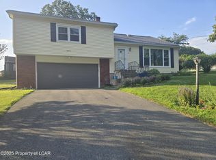 18 Woodcliff Dr, Dallas, PA 18612