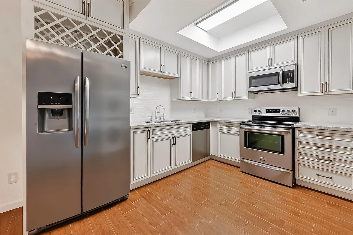 Building Photo - 11711 Memorial Dr #305