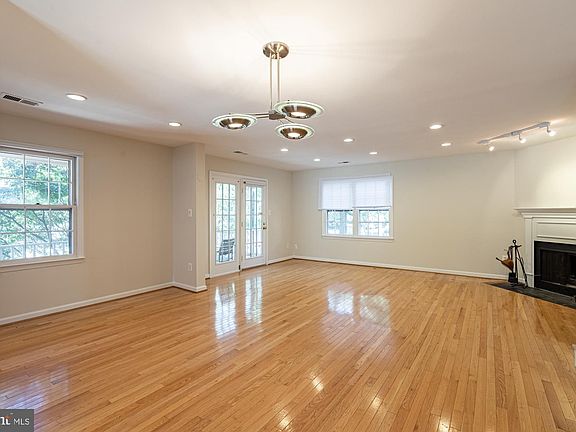3rd image of 1101 N Stuart St #1