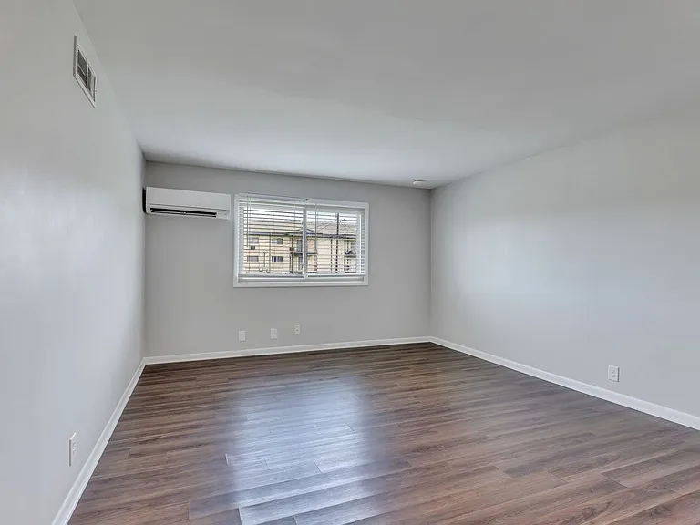 Executive House Apartments — Photo 43