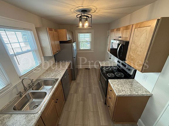 5th image of 735 S Green St